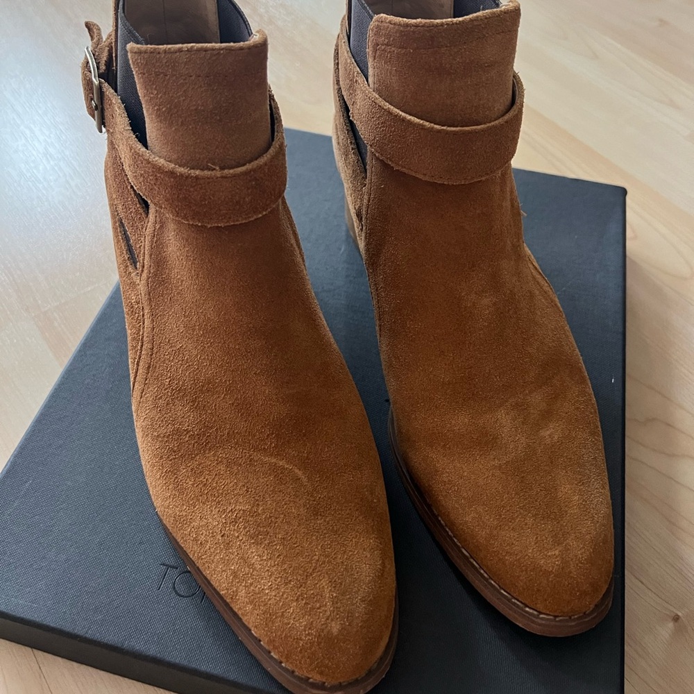 REVOLVE Tan Chukka Boots Sleek Suede Design